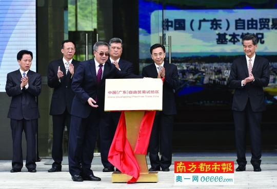 昨日，中共中央政治局委員、廣東省委書記胡春華為中國(廣東)自由貿(mào)易試驗區(qū)揭牌。當(dāng)日，中國(廣東)自由貿(mào)易試驗區(qū)在廣州南沙新區(qū)掛牌成立。 新華社發(fā)